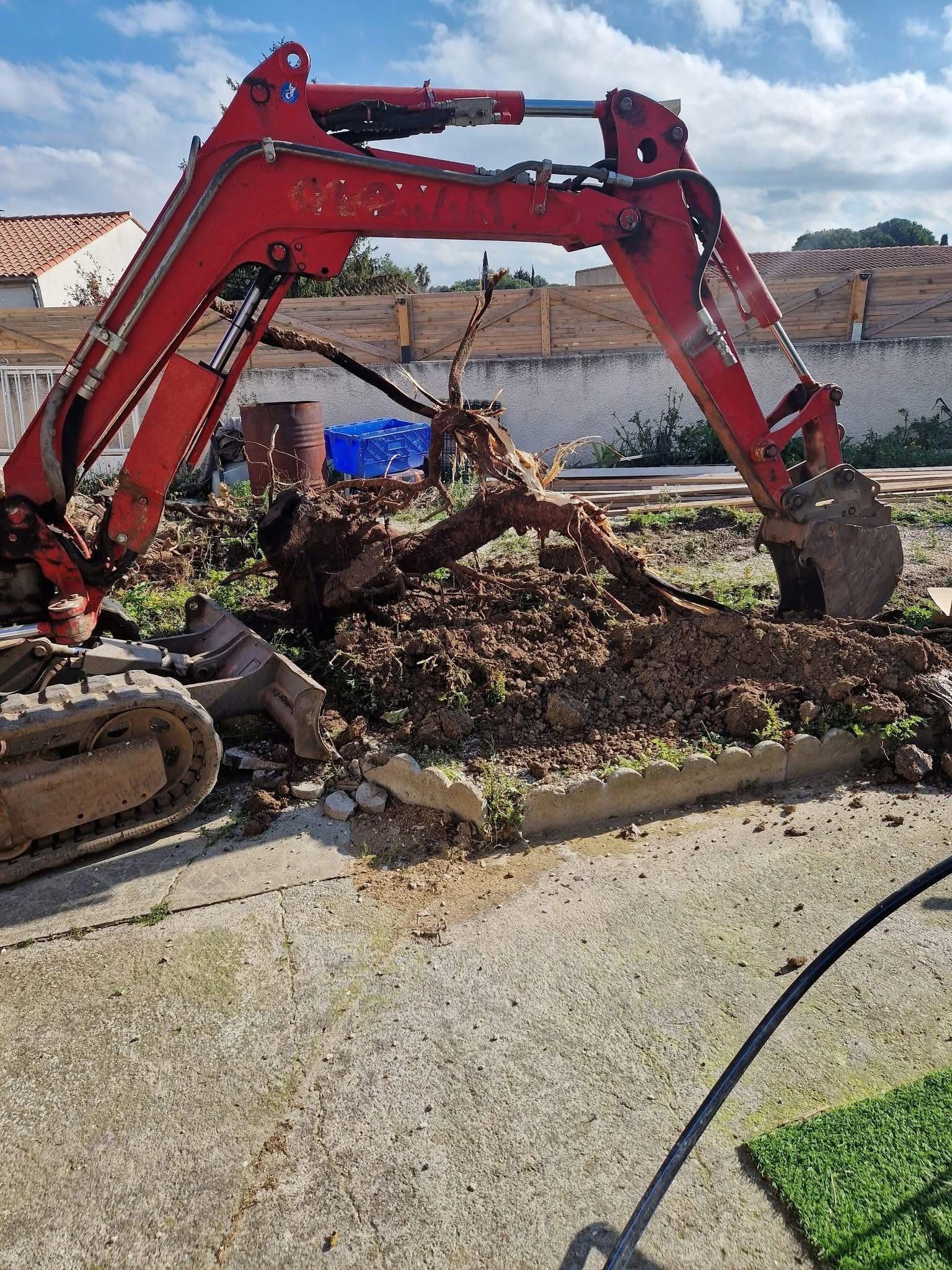 Minipelle qui fait le terrassement d'une construction