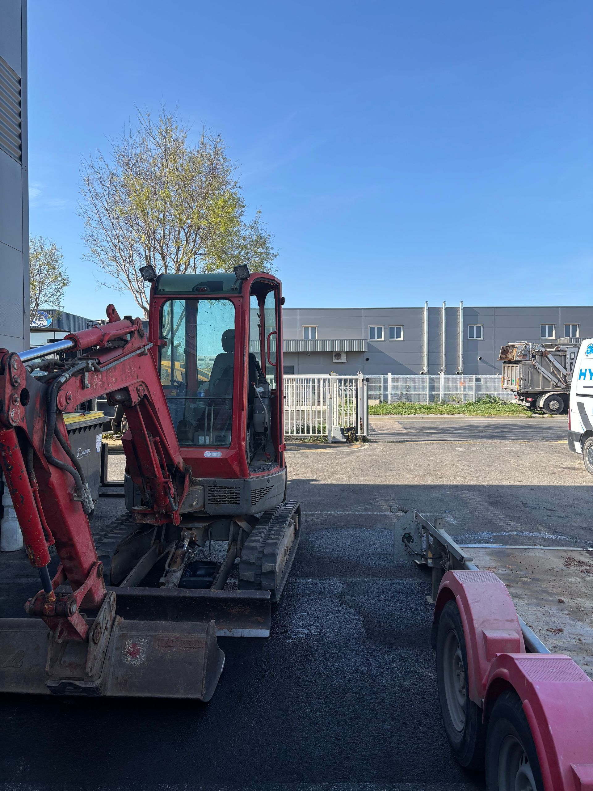 Minipelle jaune qui étale du gravier