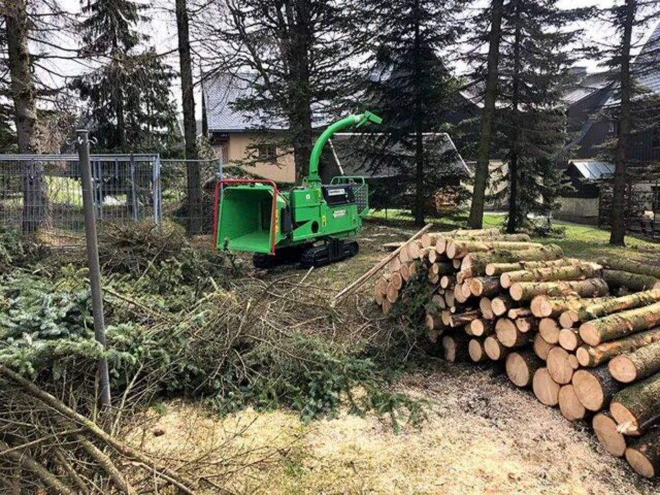 Forstmaschinen von Forstarbeiten und Maschinenservice im Wald