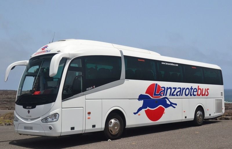 Un autobús blanco con la palabra lanzarotebus en el lateral.
