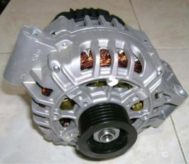 Un alternador plateado está sobre un suelo de baldosas.