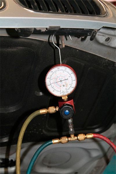 Un medidor está fijado al capó de un automóvil.