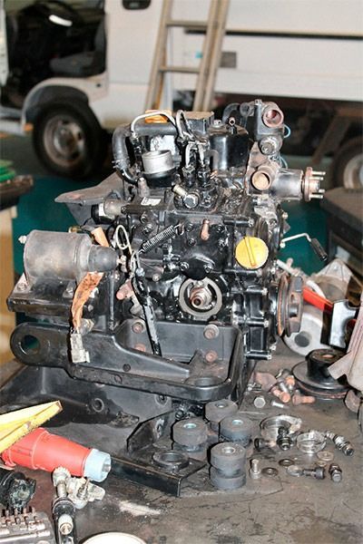 En un taller se está trabajando en un motor negro