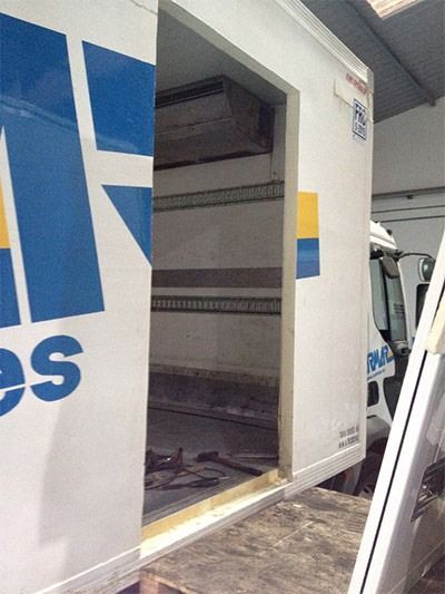 Un camión blanco con un logotipo azul y amarillo en el costado.