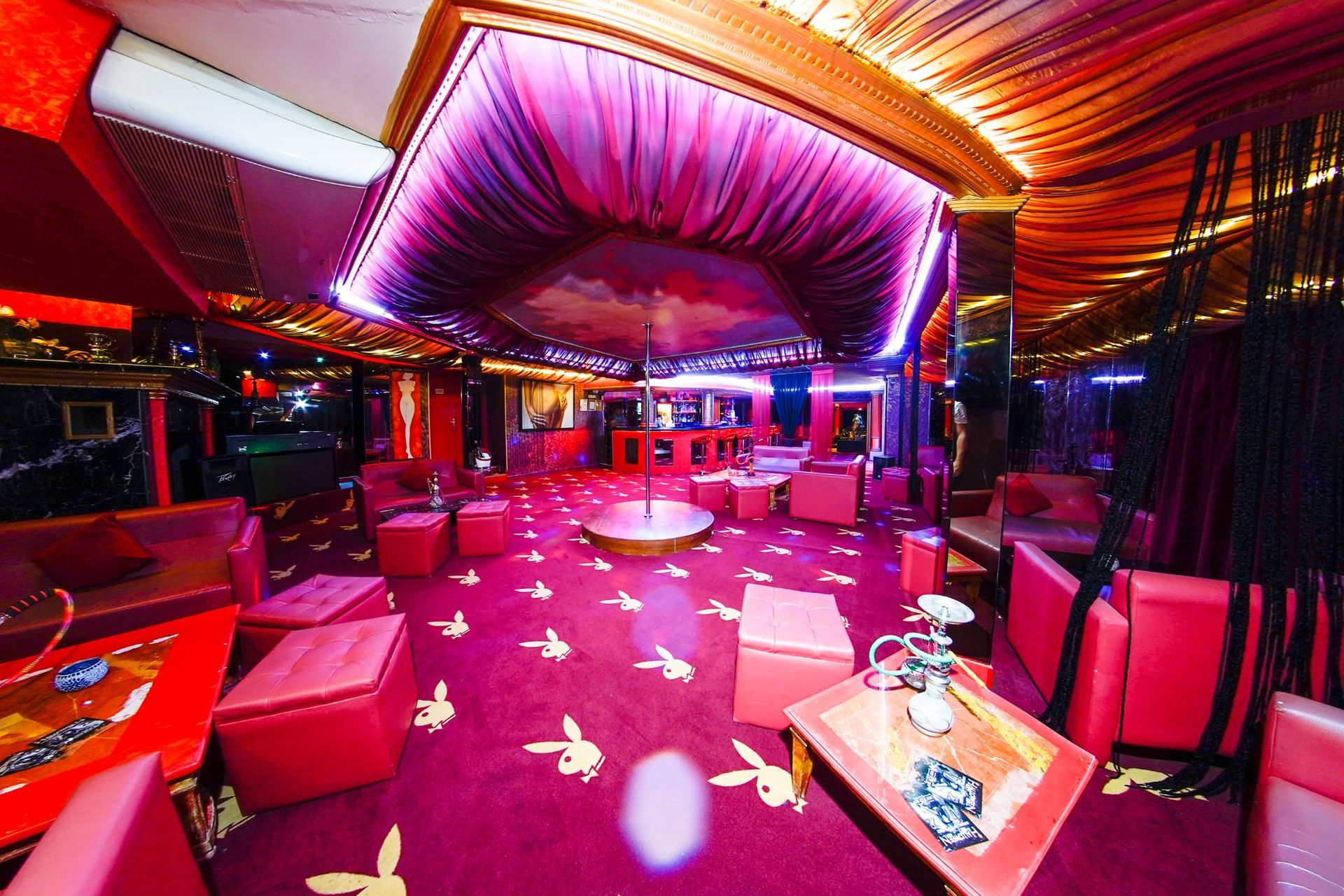 Una habitación grande con un poste en el medio.