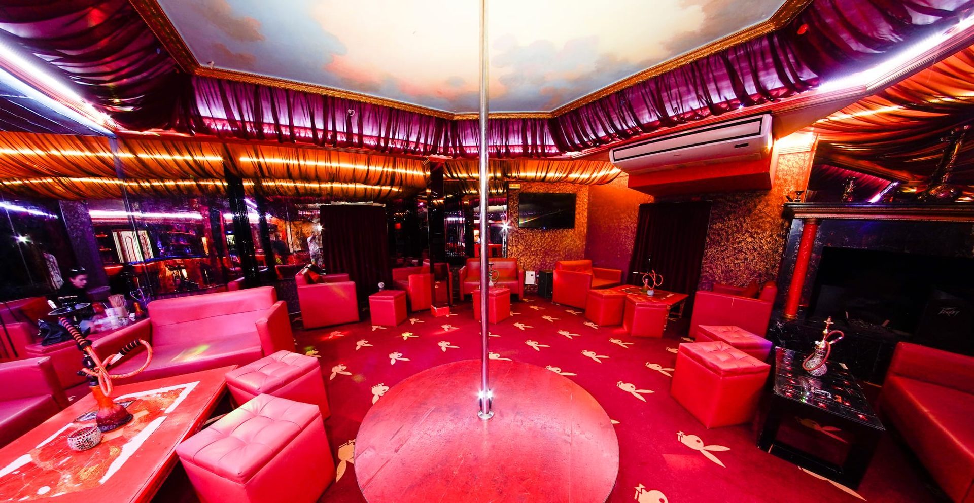 Hay un poste en el medio de la habitación.