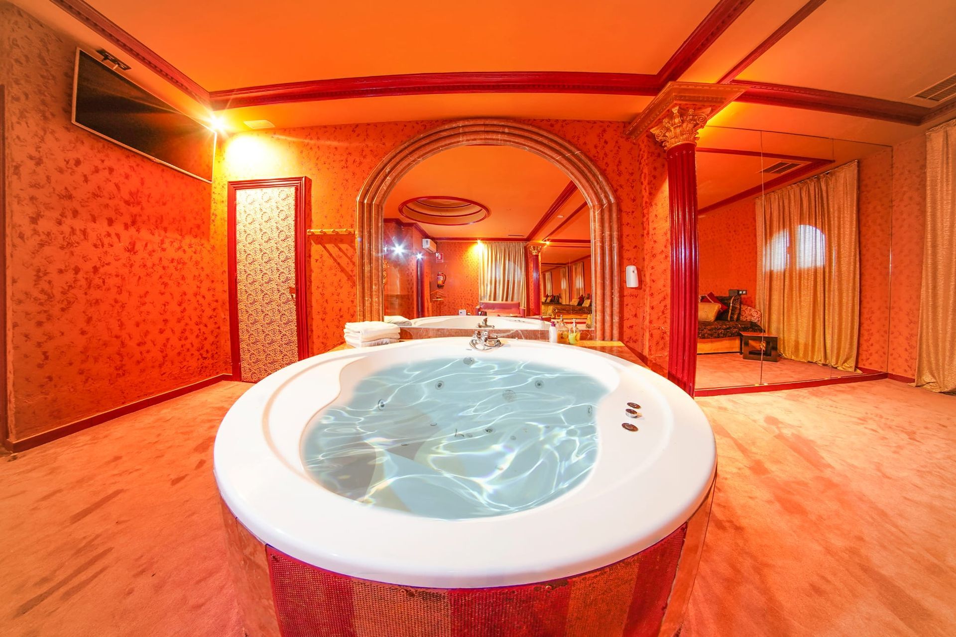 Hay una gran bañera de hidromasaje en el medio de la habitación.