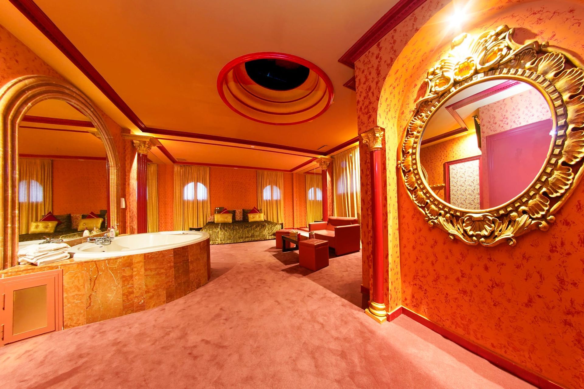 Una habitación grande con un gran espejo en la pared