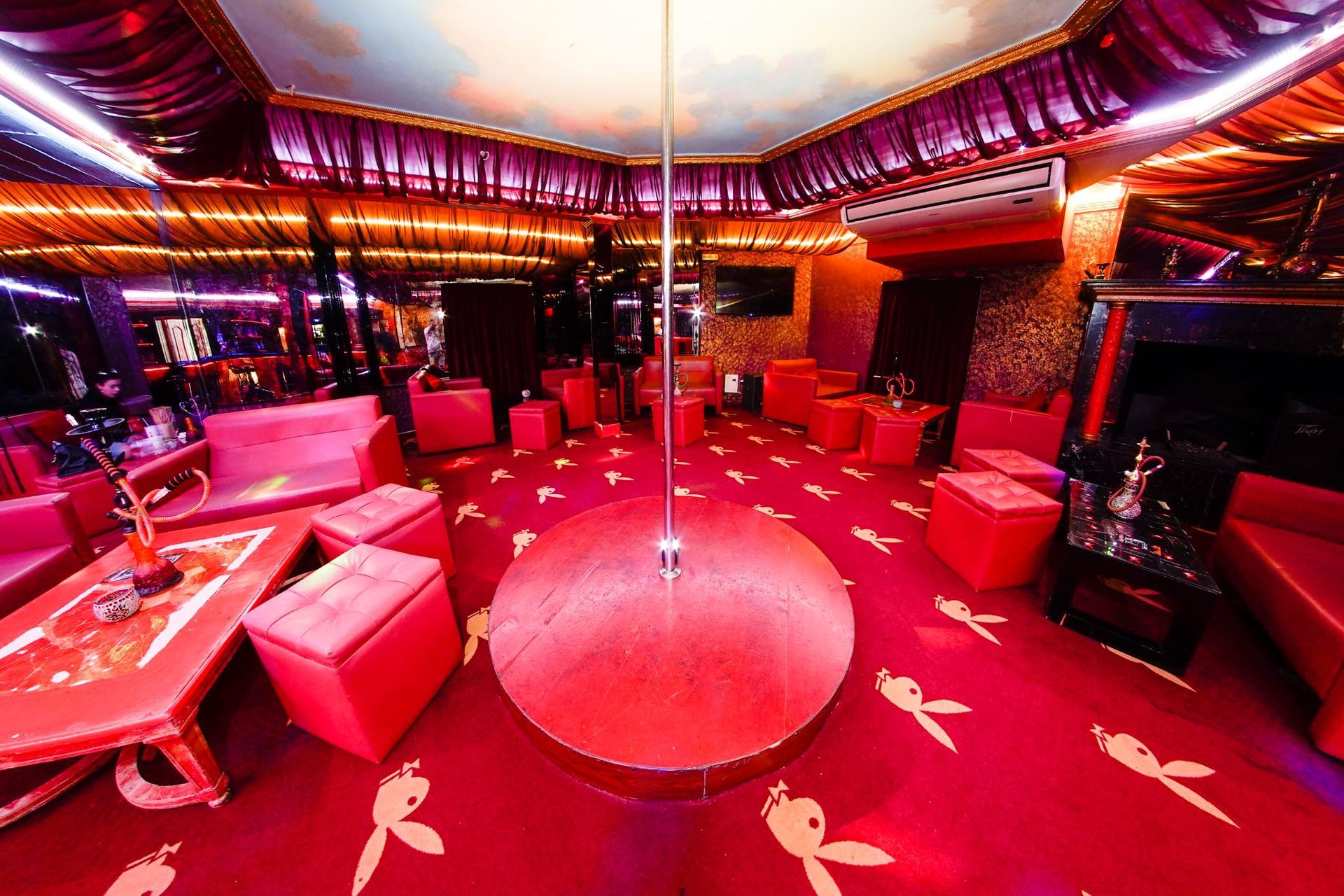 Hay un poste en el medio de la habitación.