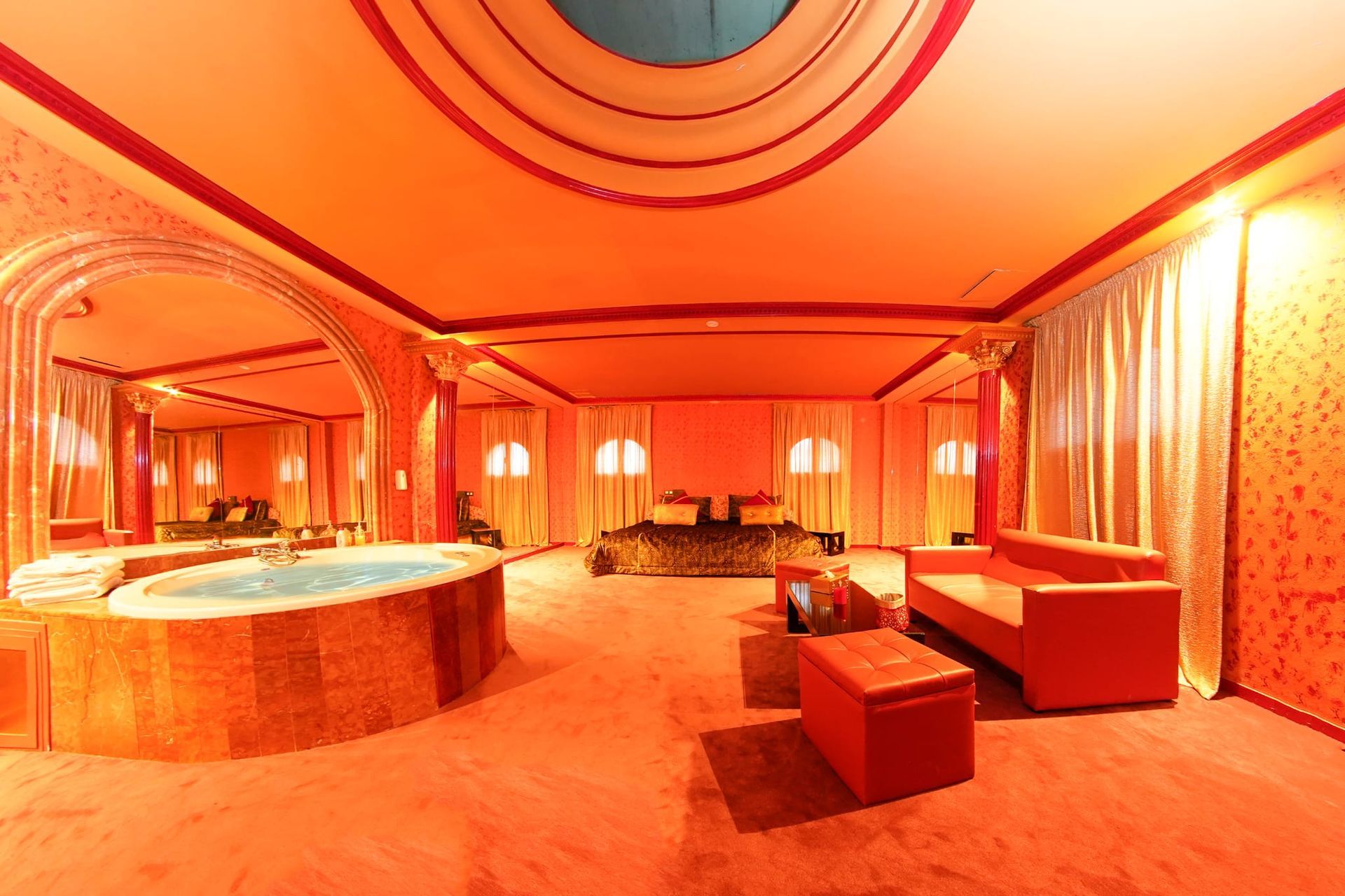 Una habitación grande con un jacuzzi en el medio.