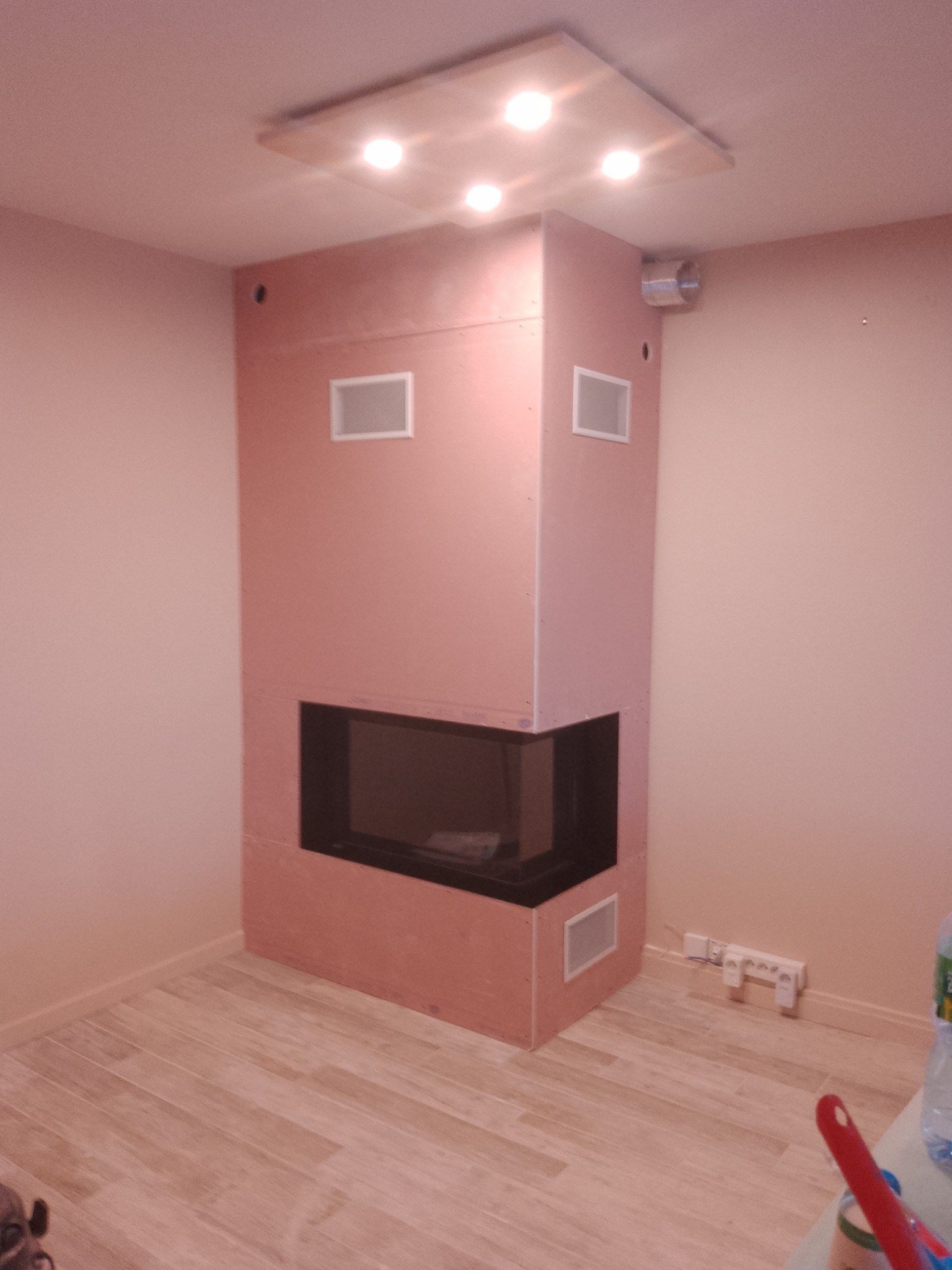 Petit insert dans un mur rose