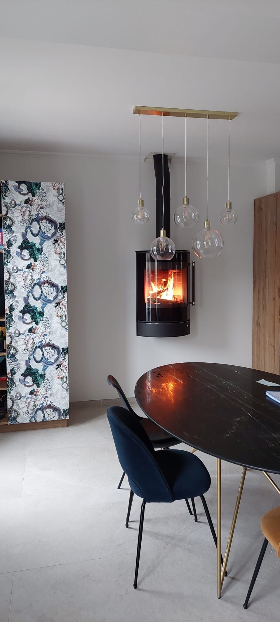 Pose d'un poêle dans un salon