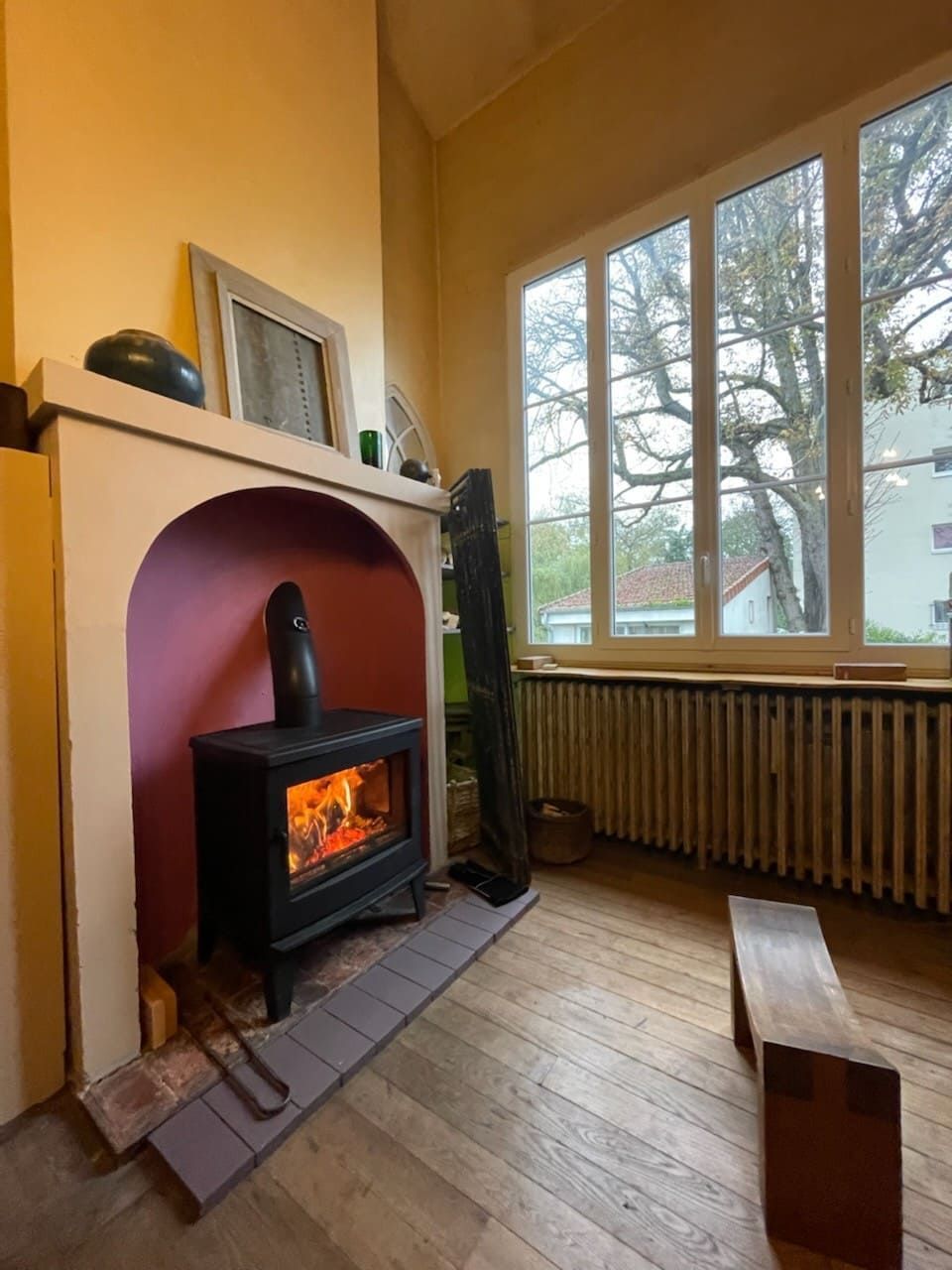 Poêle rectangulaire posé dans un salon