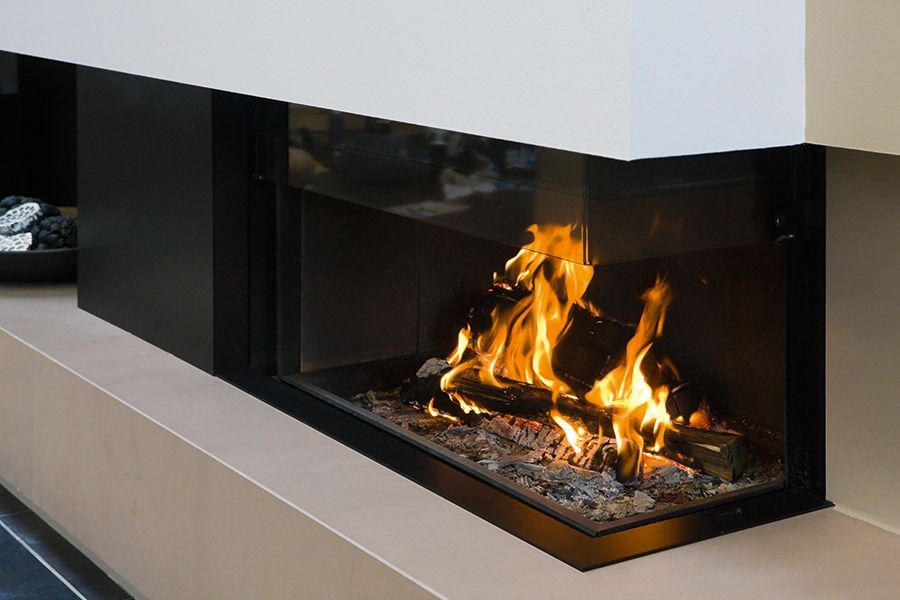 Poêle qui repose sur des bûches de bois