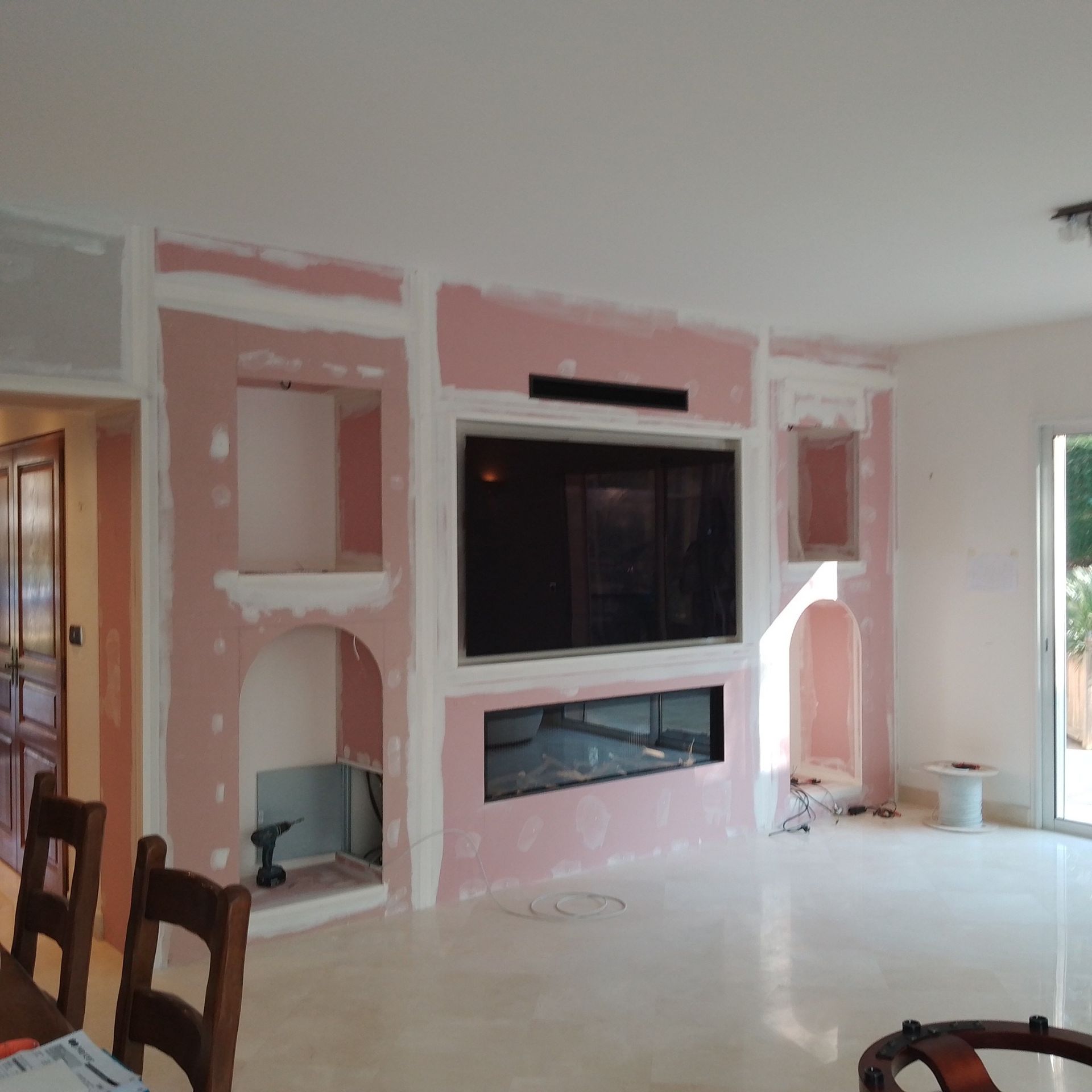 Gros insert rectangulaire posé lors de travaux de rénovation