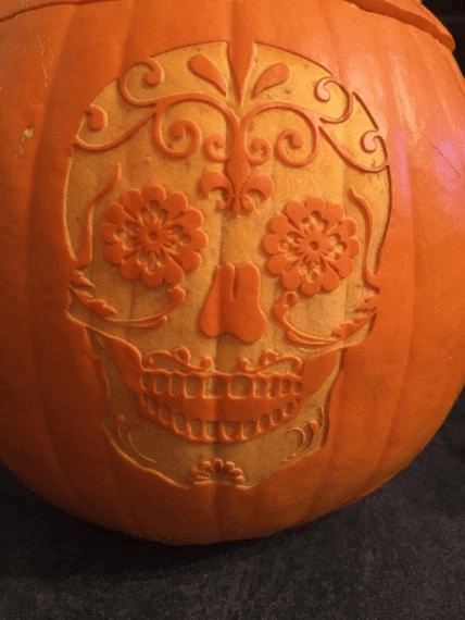 Tête de mort gravée sur une citrouille au laser