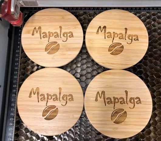 Couvercles en bois gravés et découpés au laser