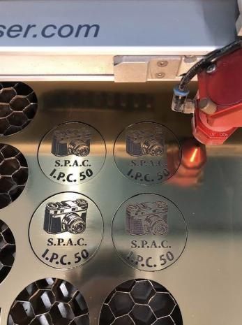 Découpe et gravure laser de plaques métalliques