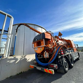 Camion hydrocureur qui vidange une cuve