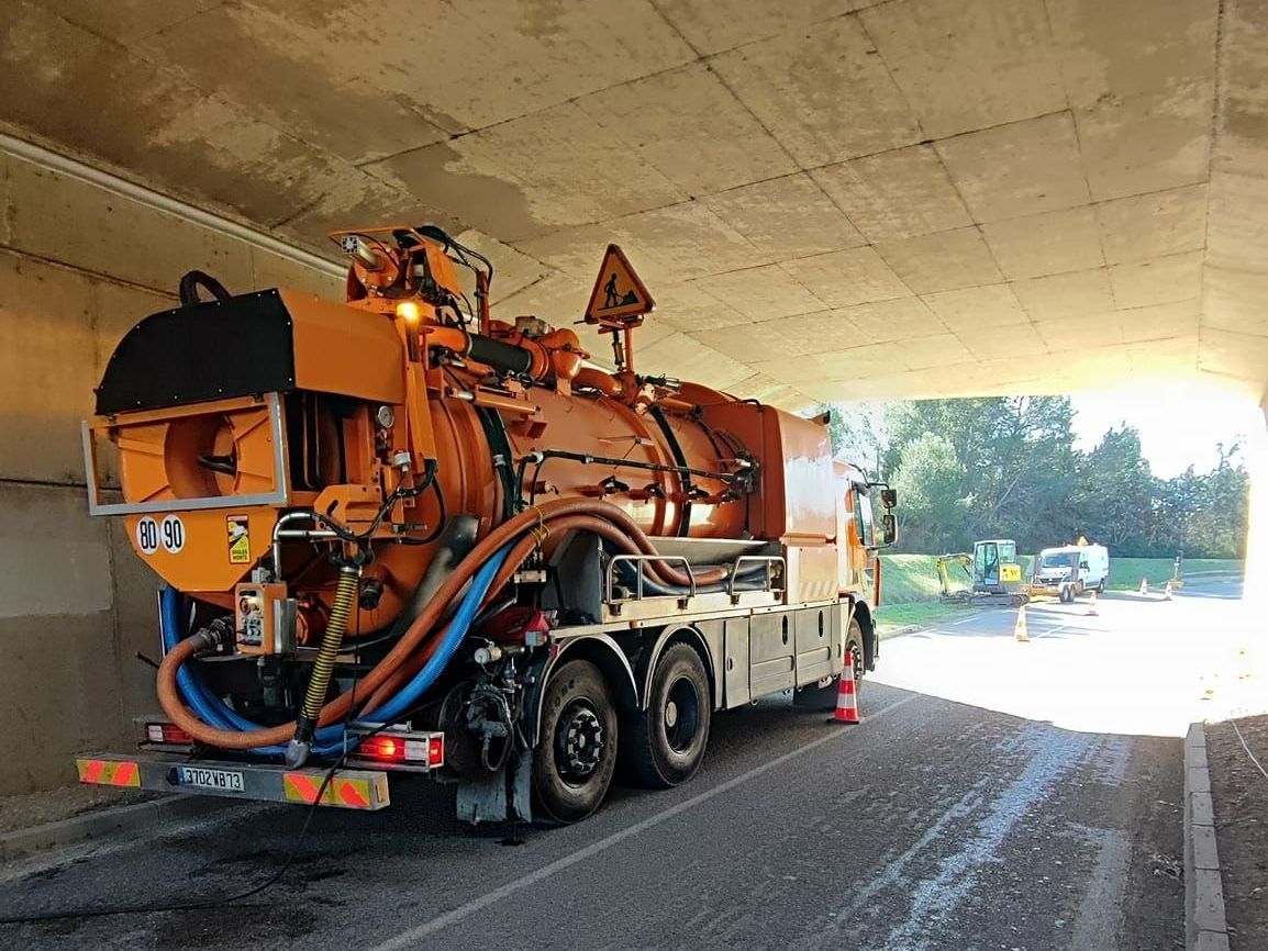 Camion orange sous un tunnel