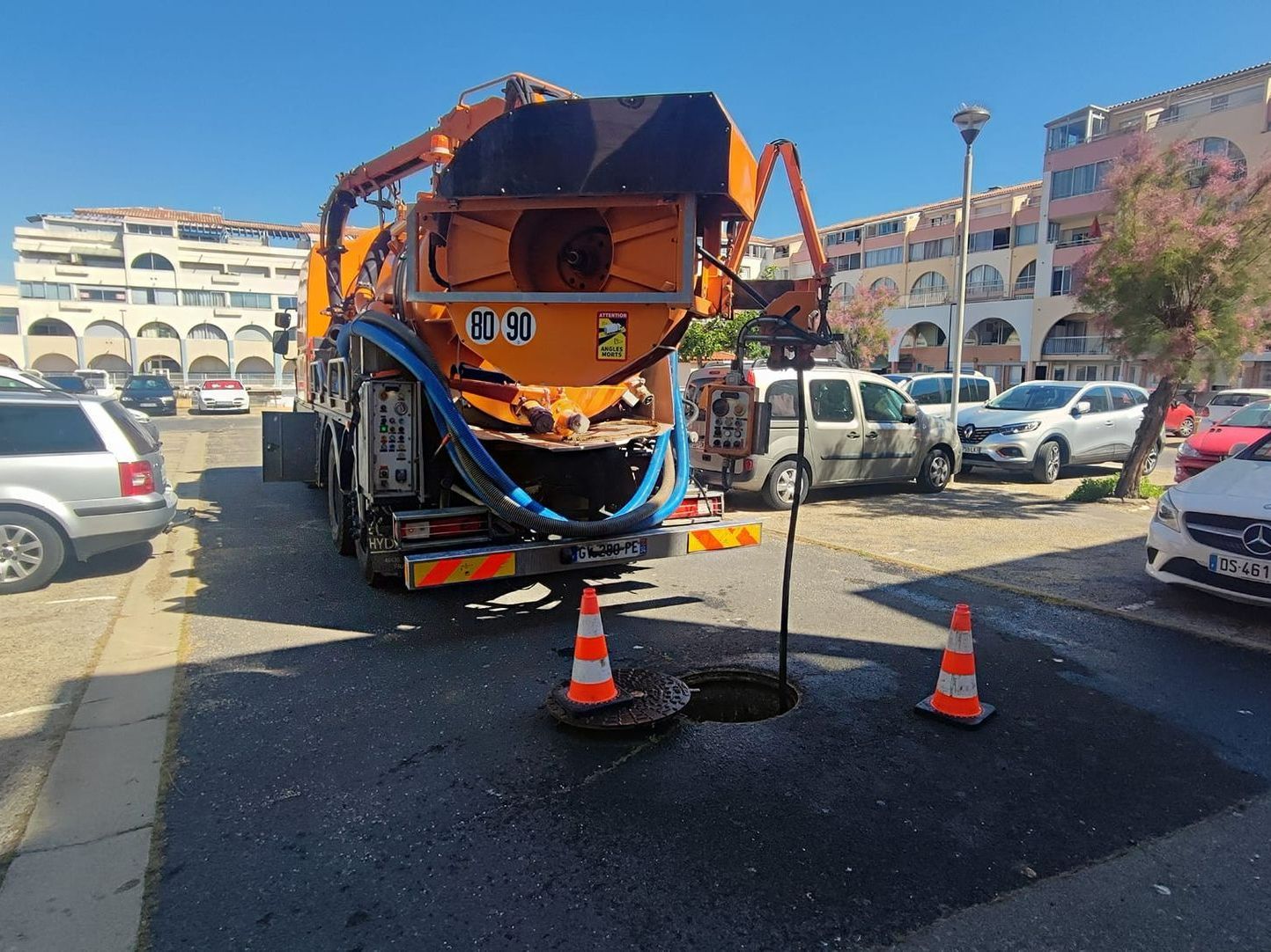 Camion hydrocureur avec des plots de chantier