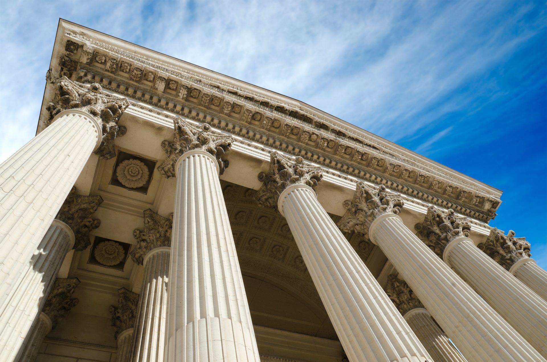 Photo du Palais de Justice vu d'en bas.