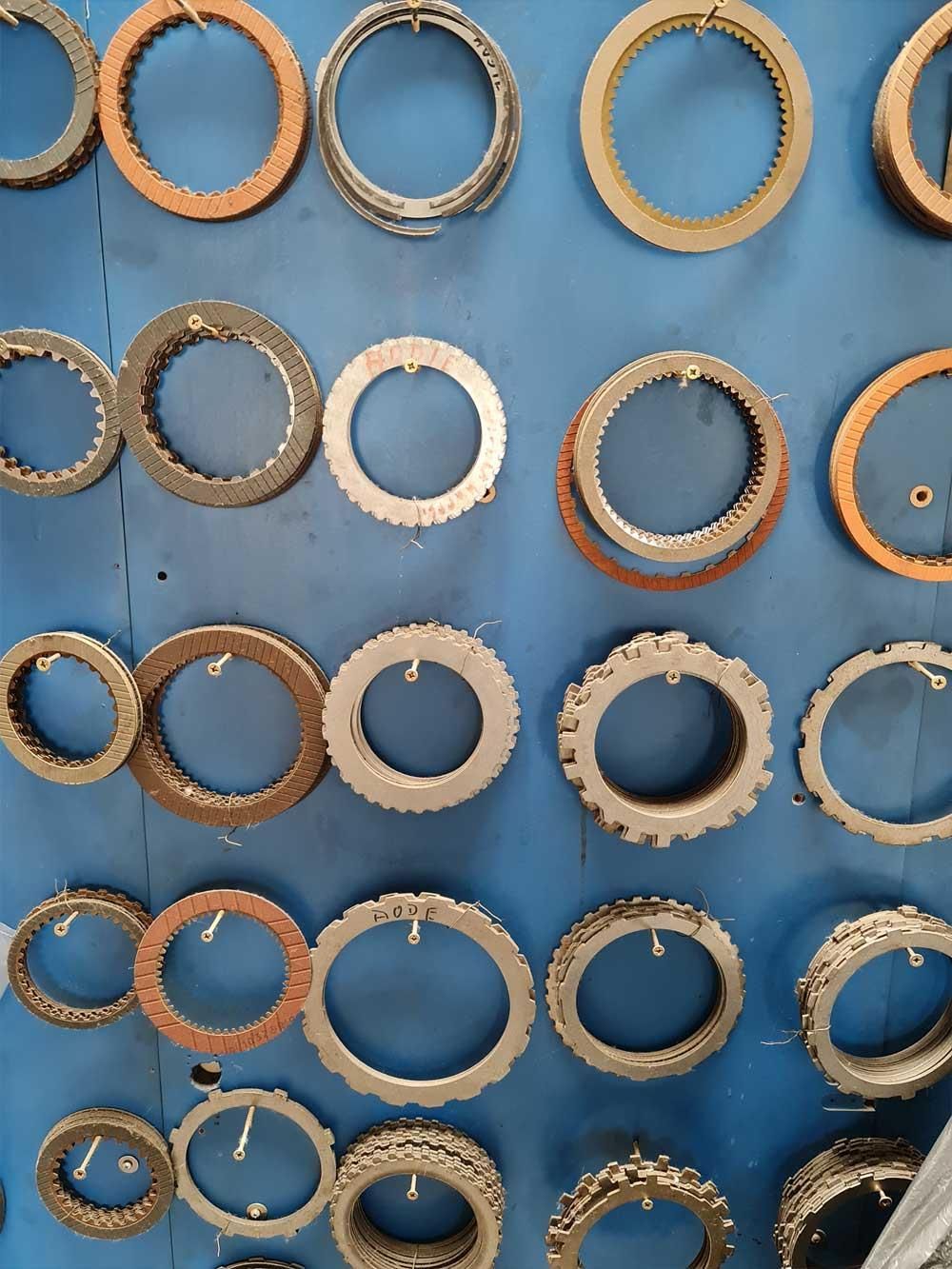 Eine blaue Wand mit vielen verschiedenen Ringen darauf