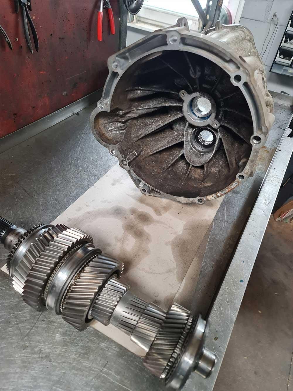 Eine Nahaufnahme eines Getriebes auf einem Tisch.