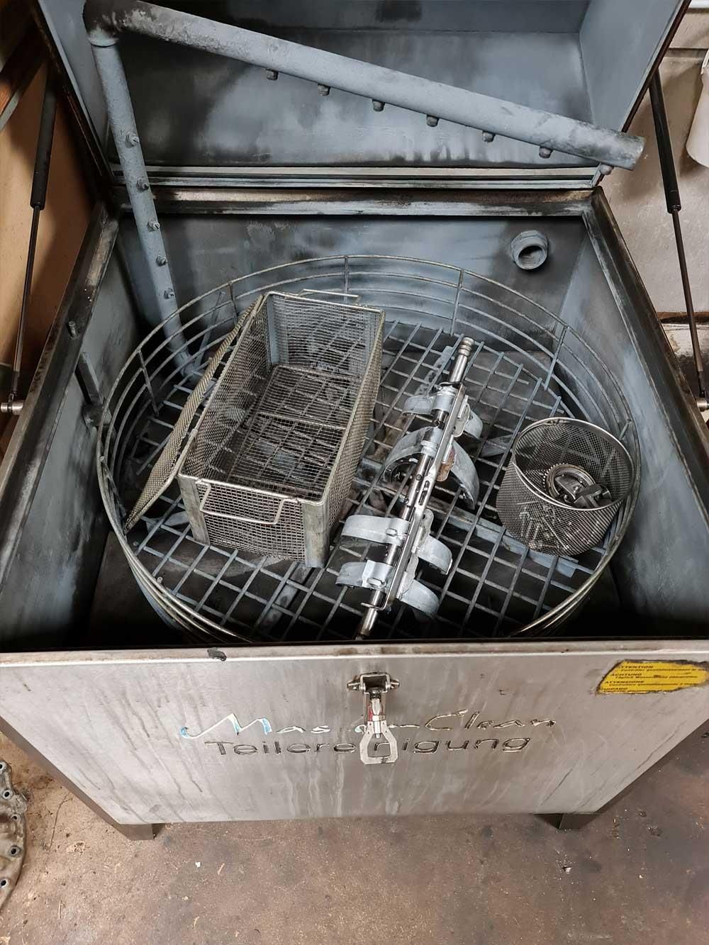 Eine Spülmaschine aus Edelstahl mit einem Geschirrkorb darin.