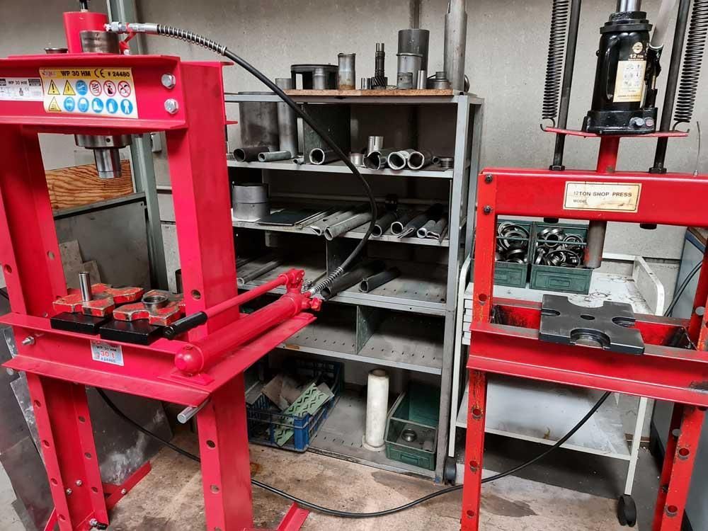 In einem Raum stehen mehrere rote Maschinen nebeneinander.