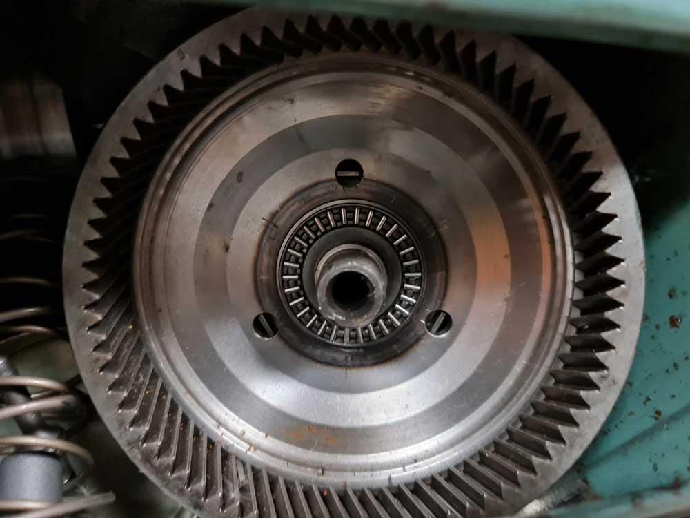 Eine Nahaufnahme eines Metallzahnrads mit einem Loch in der Mitte.