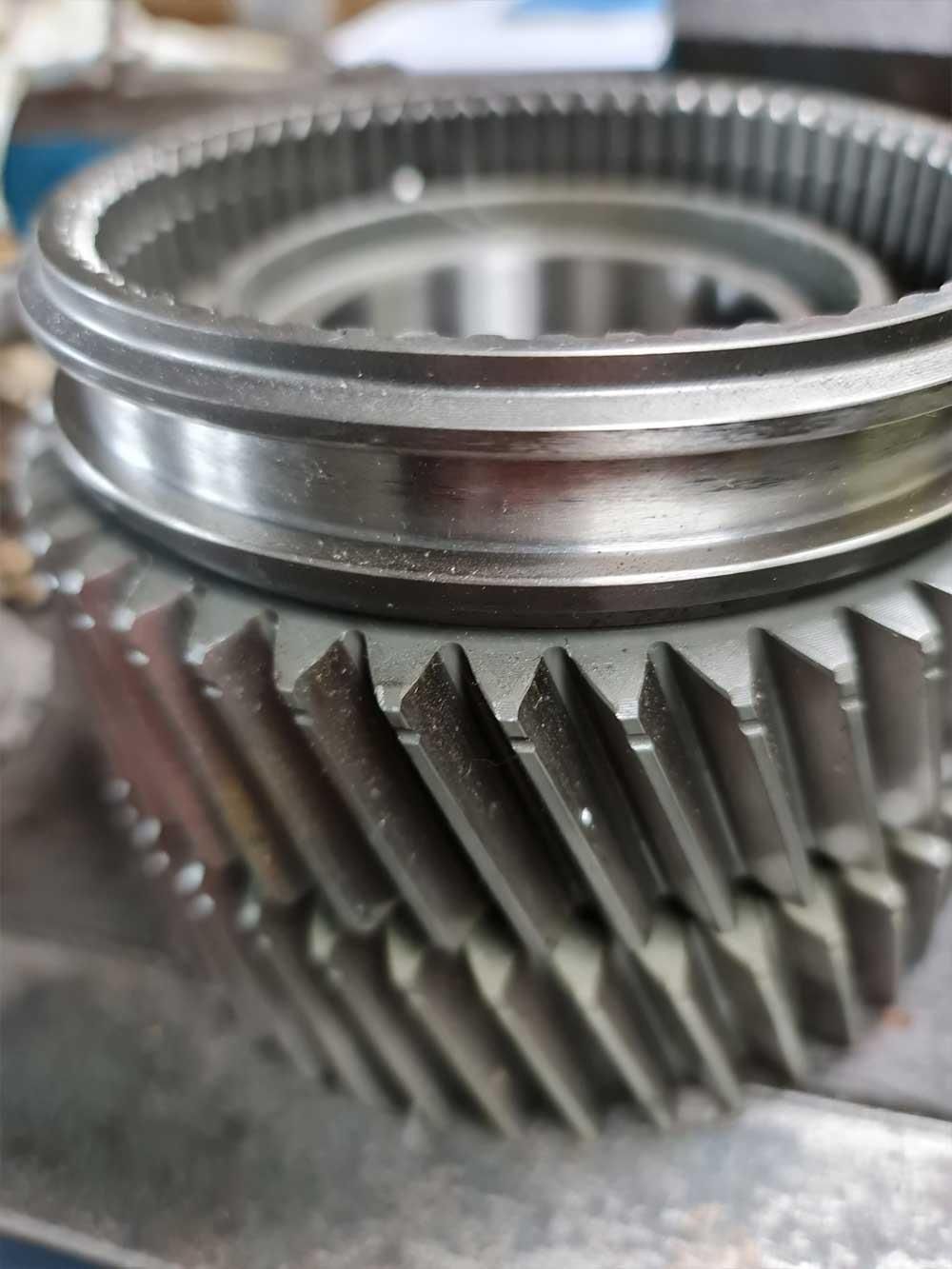 Eine Nahaufnahme eines Metallzahnrads an einer Maschine.