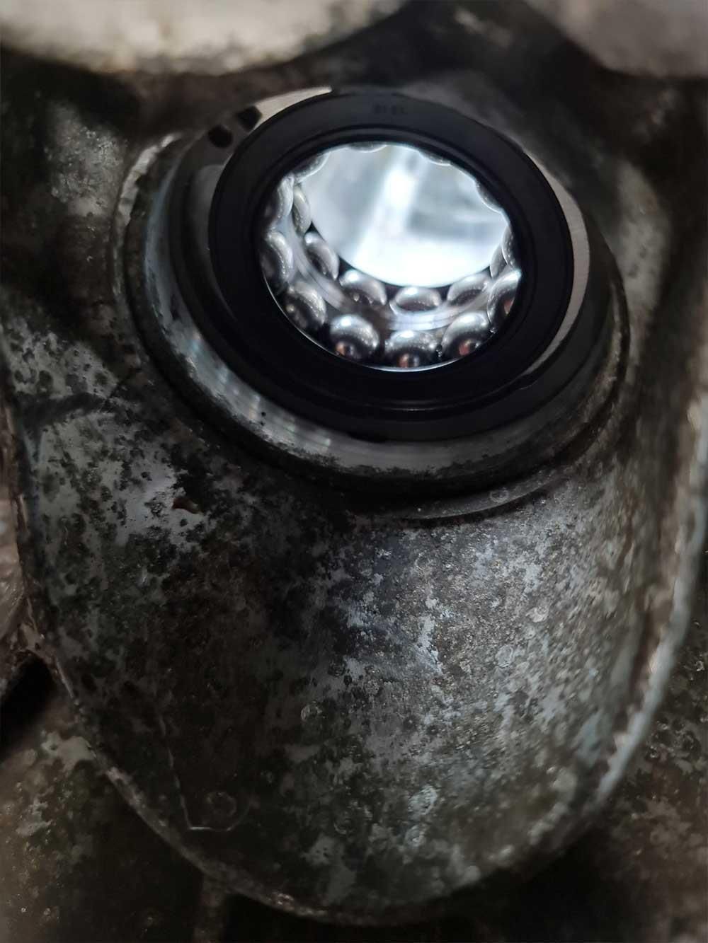 Eine Nahaufnahme eines Metallgegenstands mit einer Schraube darin.