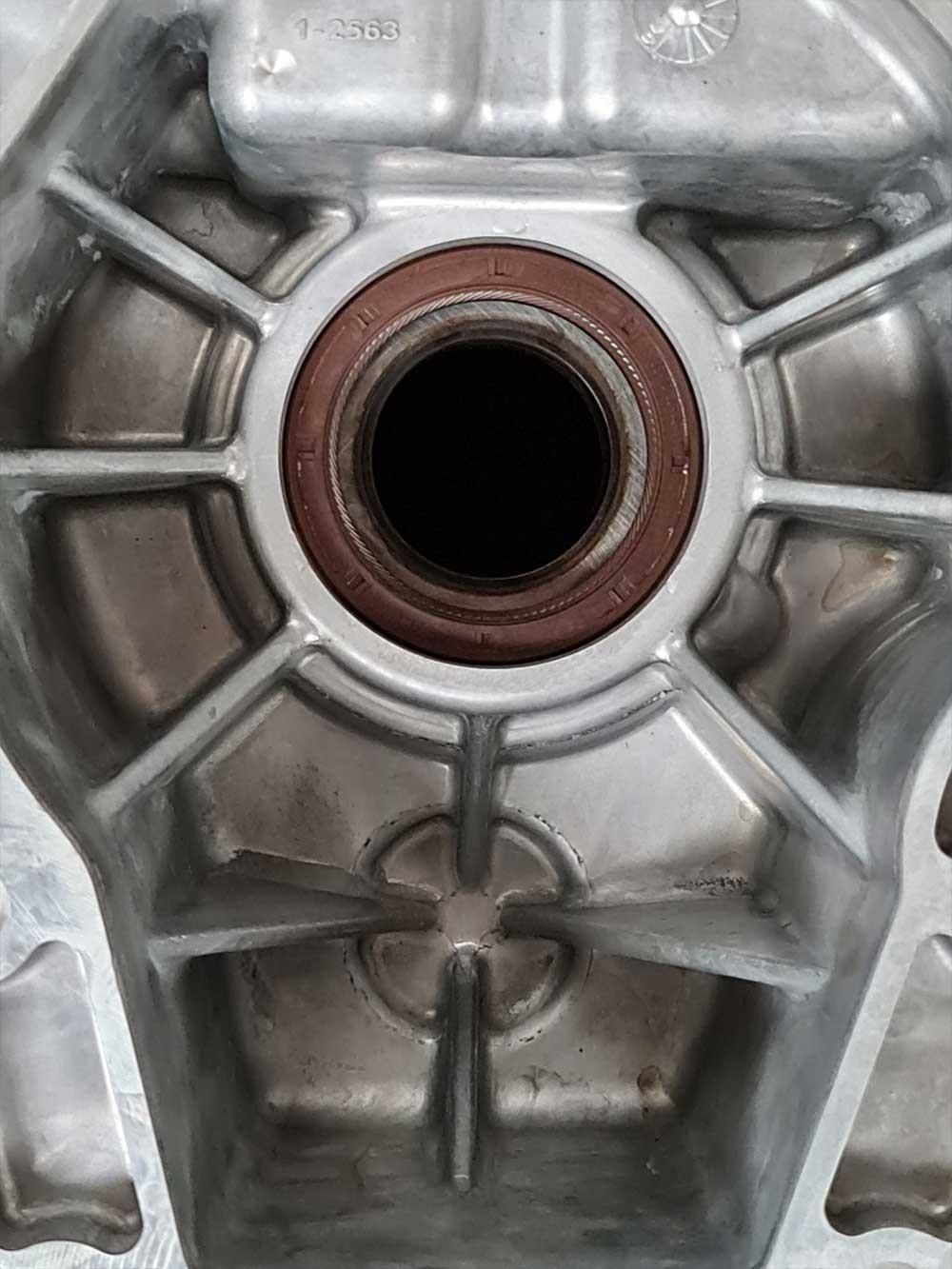 Eine Nahaufnahme eines Metallobjekts mit einem Loch in der Mitte.