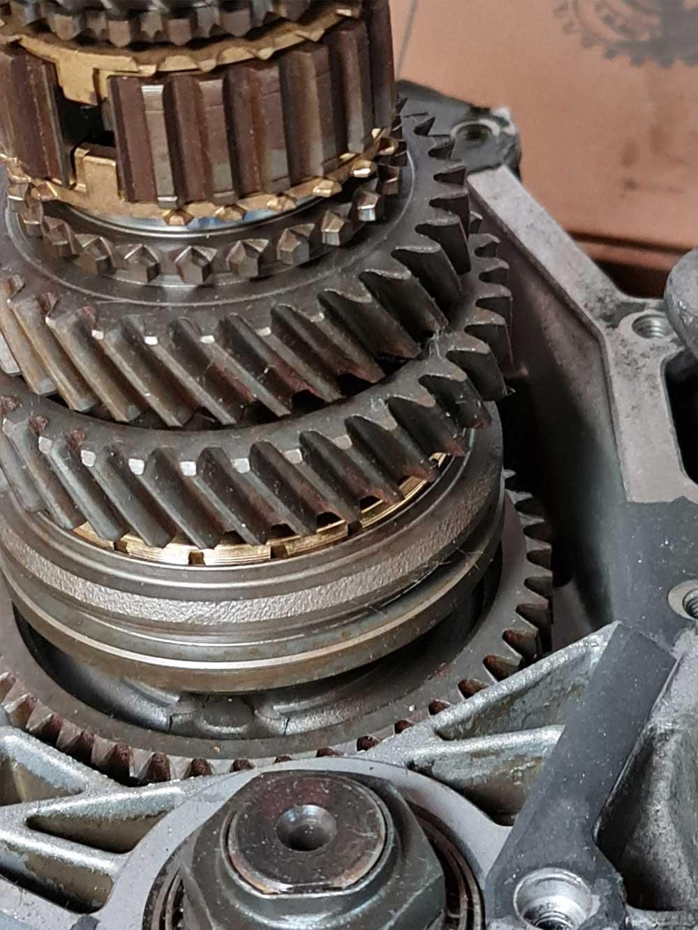 Eine Nahaufnahme eines Getriebes mit vielen übereinander gestapelten Zahnrädern.
