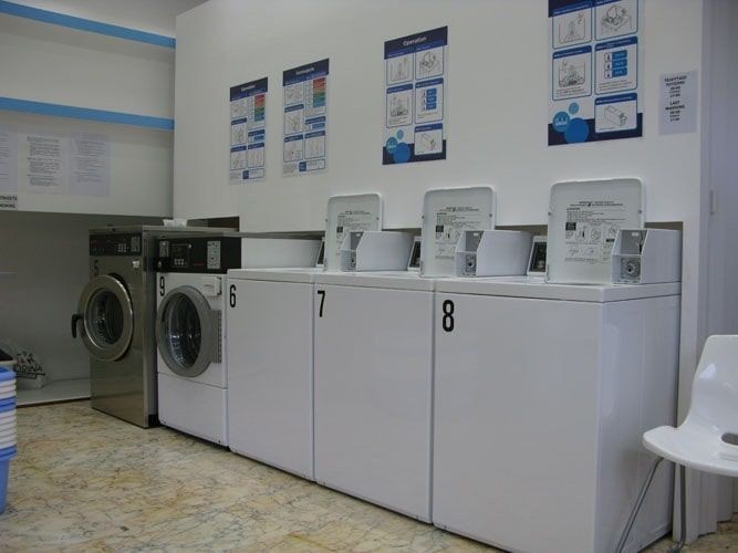 Ένα πλυντήριο με μια σειρά από πλυντήρια και στεγνωτήρια