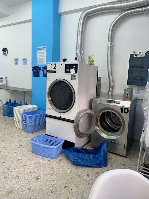 Ένα πλυντήριο ρούχων με πλυντήριο και στεγνωτήριο μέσα.