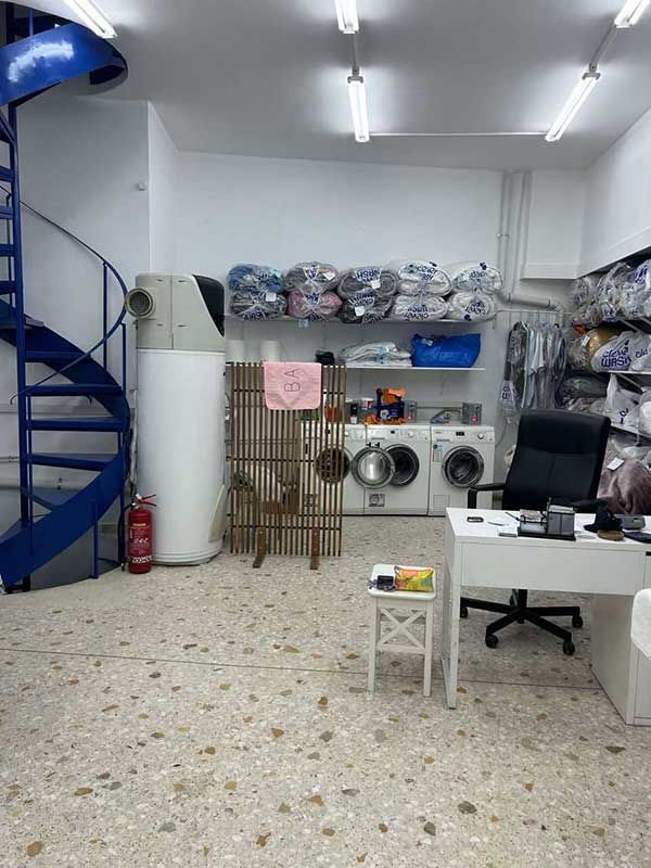 Ένα πλυντήριο με σπειροειδή σκάλα και ένα γραφείο.