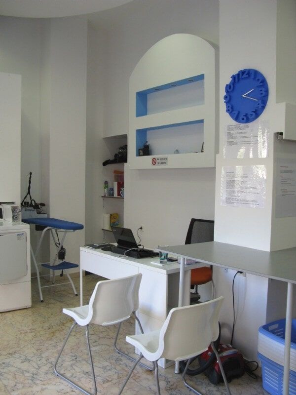 Ένα μπλε ρολόι κρεμασμένο σε έναν τοίχο δείχνει την ώρα ως 4:20