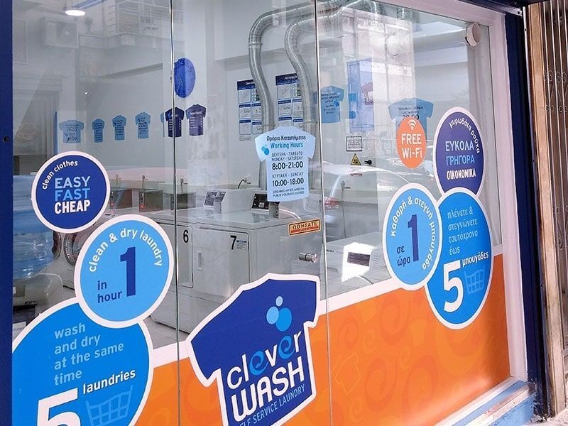 Ένα πλυντήριο με πολλά αυτοκόλλητα στο παράθυρο.