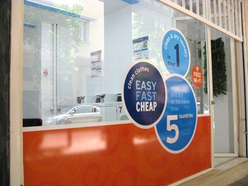 Ένα πλυντήριο με μια πινακίδα που λέει εύκολα γρήγορα φθηνά