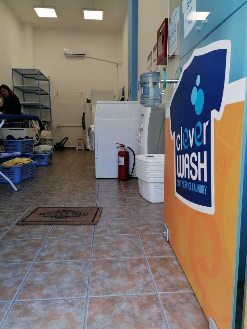 Ένα πλυντήριο με μια πινακίδα που λέει πλύσιμο τριφυλλιού