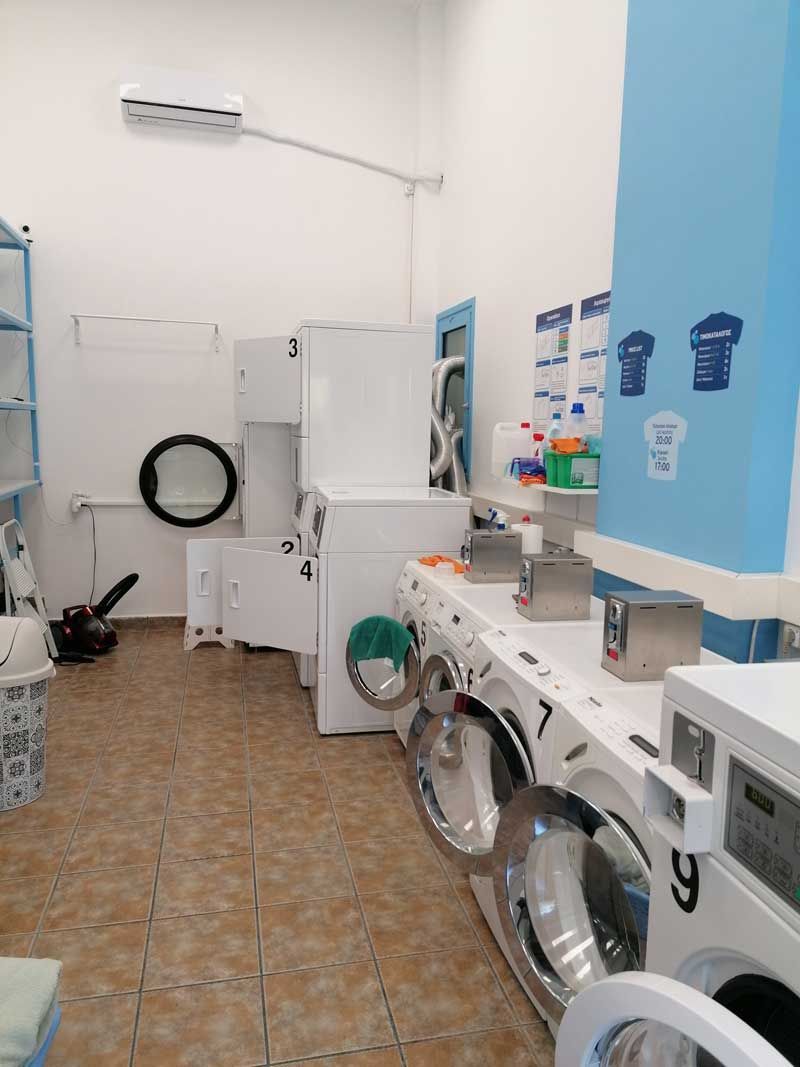 Ένα πλυσταριό με πολλά πλυντήρια και στεγνωτήρια