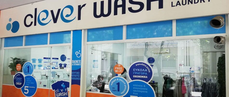 Ένα έξυπνο πλυντήριο ρούχων βρίσκεται σε ένα εμπορικό κέντρο.