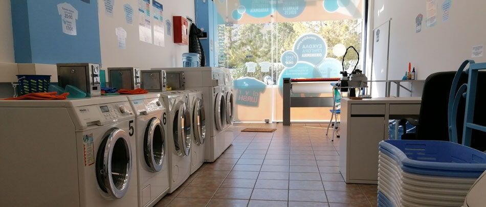 Ένα πλυντήριο γεμάτο με πολλά πλυντήρια και στεγνωτήρια.