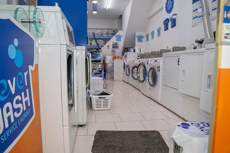 Ένα πλυντήριο με μια πινακίδα που λέει υπερβολικό πλύσιμο