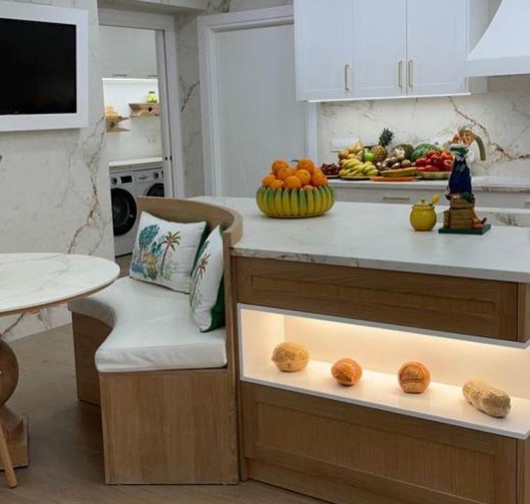 Un baño con bañera, lavabos, espejos y un gran ventanal.
