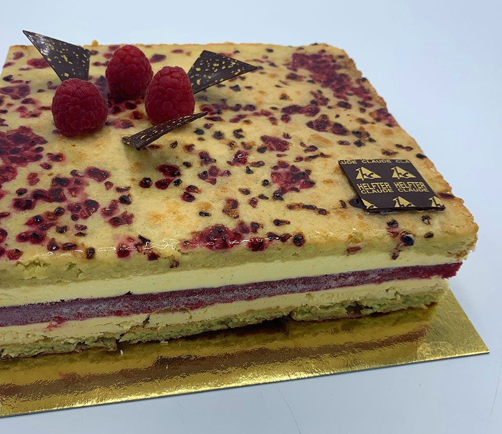 Gâteau à plusieurs couches à la framboise et à la vanille