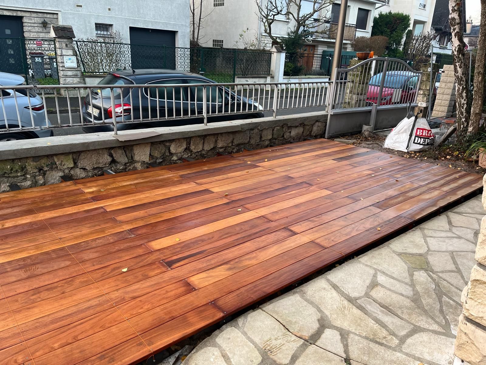 Une terrasse en bois.