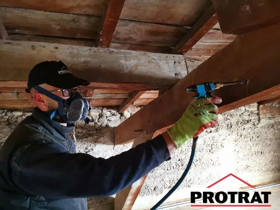 Traitement de charpente.